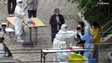 Confinamento prolongado gera descontentamento e violência em Xangai