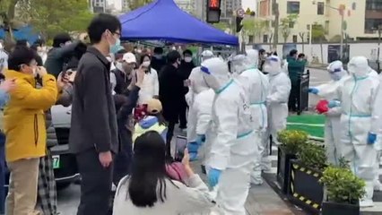 Habitantes de Shanghái confinados se enfrentan a la policía