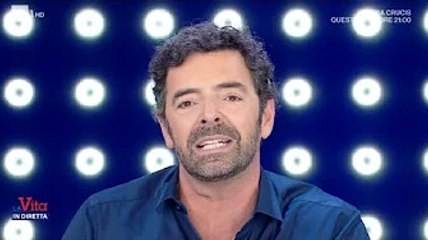 Alberto Matano chiude la diretta con un lieto annuncio: "Ecco chi sta per sposarsi" Non ha fatto sol