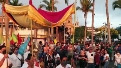 Télécharger la video: Oración con el “Santísimo” en los arcos del Malecón | CPS Noticias Puerto Vallarta