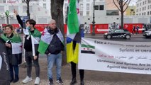 Suriye vatandaşları Rusya'nın Berlin Büyükelçiliği önünde gösteri yaptı