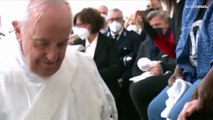 شاهد: البابا فرنسيس يغسل ويقبل أقدام 12 سجينا في إيطاليا