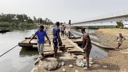 Sierra Leone'de araçların nehirden insan gücüyle geçirildiği sıra dışı taşımacılık