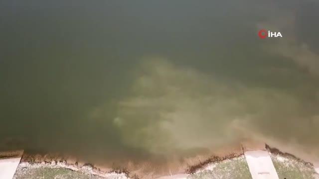 Gerçeği aratmayan durgun sulardan geçiş tatbikatı: Askeri araçlar gölettin içinden geçti