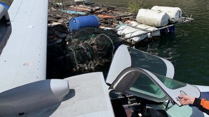 충북 제천 청풍호에 수상비행기 불시착...조종사 2명 구조 / YTN