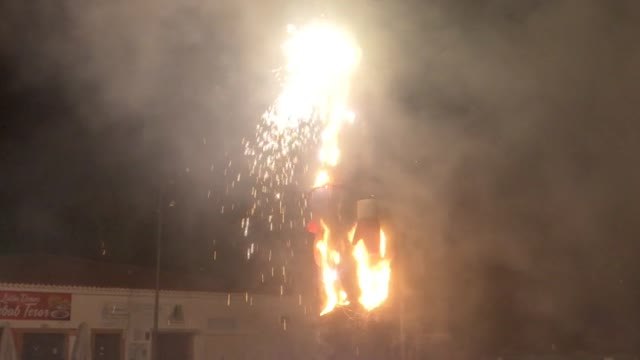 Putin arde en llamas en la tradicional quema de Judas del municipio canario de Teror