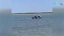 Un coche de la Policía Nacional acaba en el mar en una playa de Sanlúcar de Barrameda
