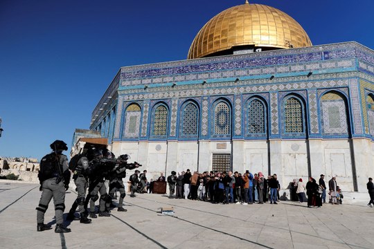 الاحتلال يقتحم المسجد الأقصى ويرهب المصلين والمعتكفين