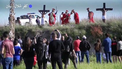 مسيحيون لبنانيون يحيون الجمعة العظيمة بإعادة تمثيل صلب المسيح