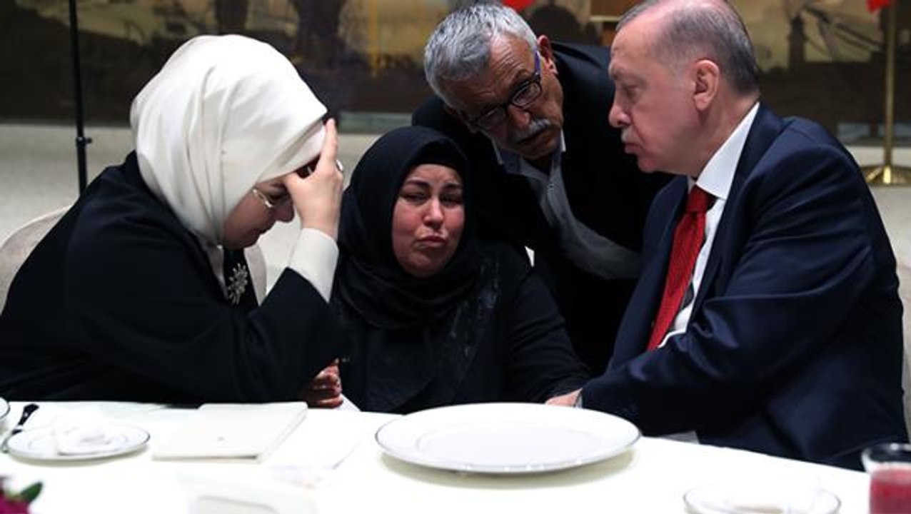 Cumhurbaşkanı Erdoğan ve eşi Emine Erdoğan şiddet mağduru kadınlarla iftar yemeğinde buluştu! Bir kare yürek parçaladı