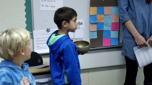 Happy, la Méditation à l'école EXTRAIT VF Les élèves guident la classe