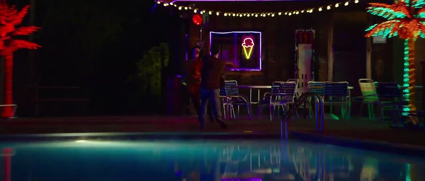 Strangers: Prey at Night EXTRAIT VO Attaque à la piscine