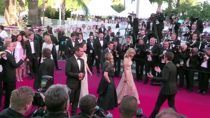 Cannes 2015 - Eva LOngoria et l&#039;équipe de "Vice Versa" sur les marches du 18 mai