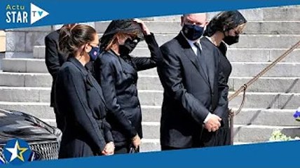 Charlene, Caroline de Monaco : pourquoi les femmes de la famille monégasque portent parfois des mant