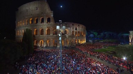 Via-Sacra em Roma: ucraniana e russa carregam cruz