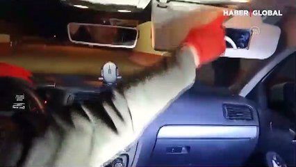 Polis araçtaki akılalmaz uyuşturucu düzeneğini böyle ortaya çıkardı