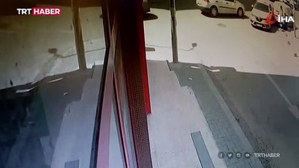 El freni çekilmeyen otomobili durdurmak isterken yaralandı