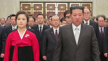 김정은, 김일성 생일에 금수산궁전 참배...리설주 동행 / YTN