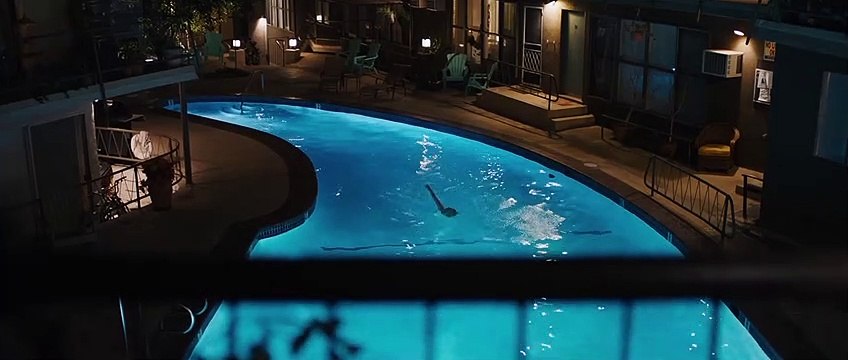 Under The Silver Lake EXTRAIT VO Baignade nocturne