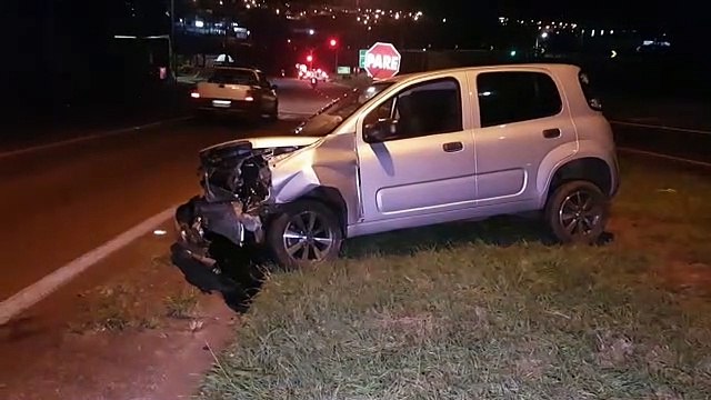 Forte colisão frontal é registrada na marginal da BR-277 em Cascavel deixando condutor ferido