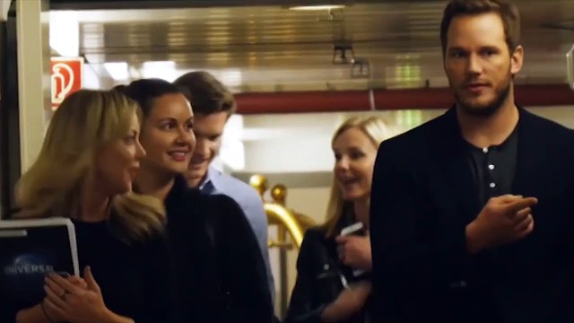 Chris Pratt, star de Jurassic World, piégé par deux vélociraptors !