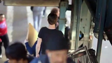 Bizarre - EXTRAIT VOST "Frappe moi !"