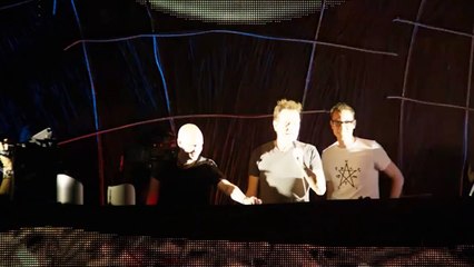 Bryan Cranston, DJ improvisé, met le feu à un concert