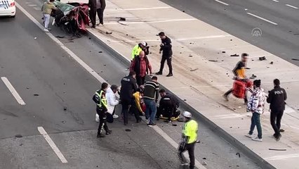 Maltepe'de çarpmanın etkisiyle ikiye ayrılan otomobilin sürücüsü ağır yaralandı