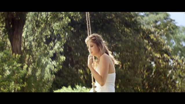 Jeune , le nouveau clip de Louane, avec Karidja Touré