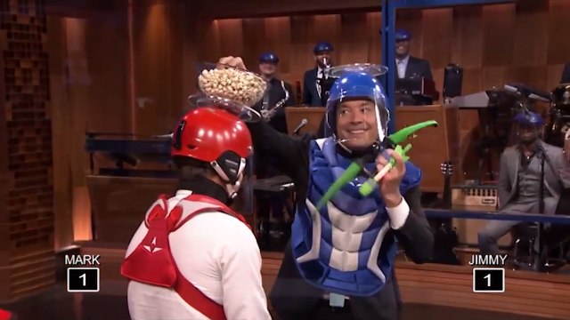 Mark Wahlberg et Jimmy Fallon font une bataille de fléchettes