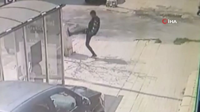 Sokak magandası, elektrik panosunu bir tekmede devirdi