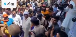 VIDEO : सांसद किरोड़ी लाल मीणा को प्रदर्शन के दौरान आया गुस्सा, पुलिस अधिकारी पर फूटा