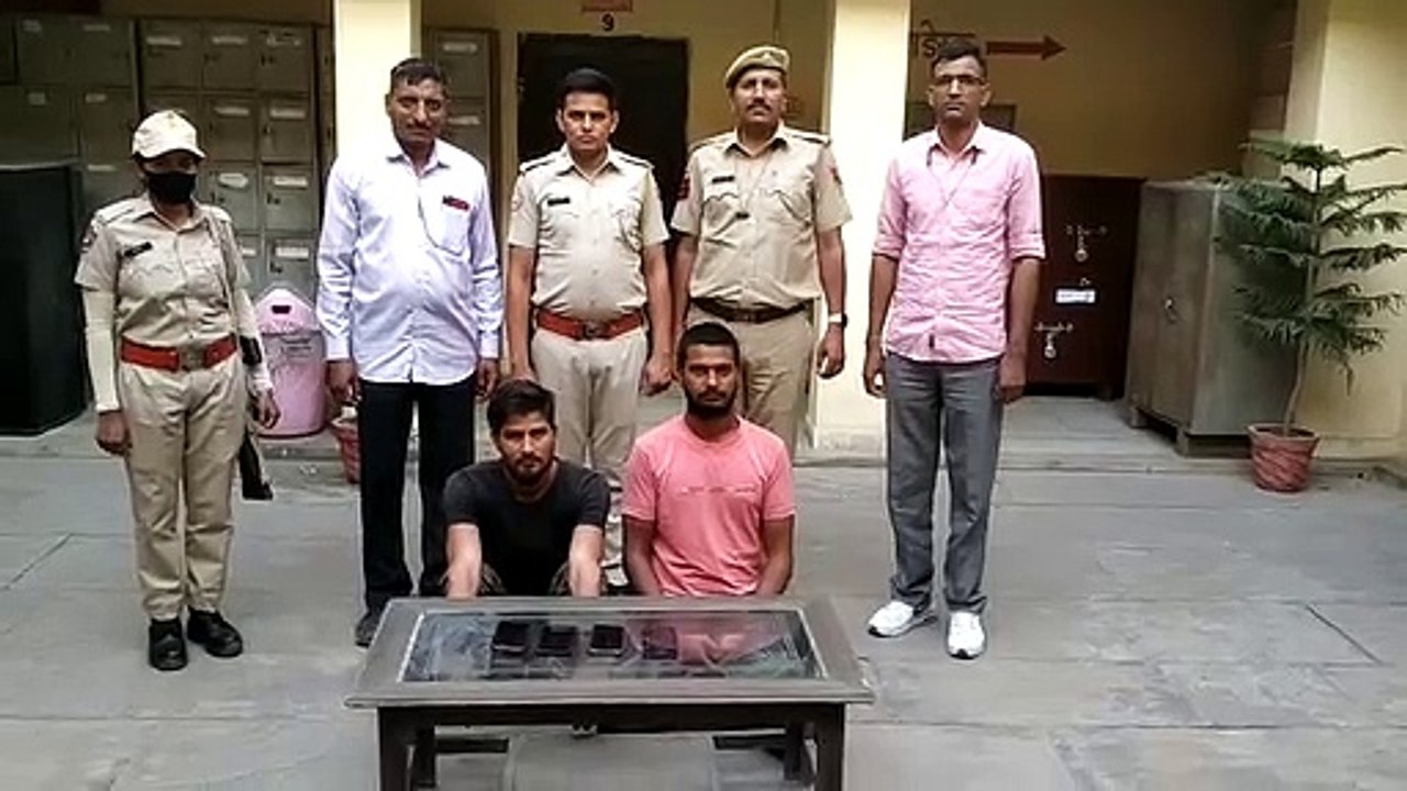 दो शातिर मोबाइल चेन स्नचरों को दबोचा