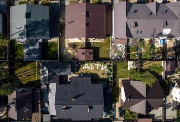 Rusya'nın saldırılarında korunmak için bahçeye "çocuklar var" yazdılar