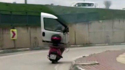 Bir garip yolculuk... Motosiklete yüklediği araç kapısıyla trafikte böyle ilerledi