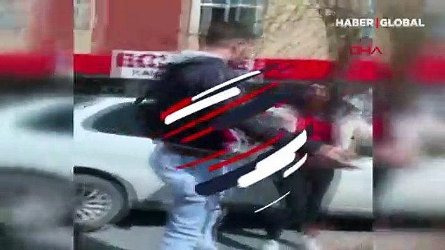 Küçükçekmece'de yol verme tartışmasında dehşet dolu anlar! Yol kesip otomobilin camını kırdılar