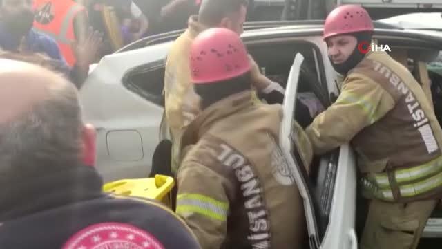 Son dakika haberleri... Freni boşalan kamyon kazaya neden oldu... Araçta sıkışan sürücüyü itfaiye ekipleri kurtardı