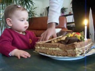 Léa et son 1er gâteau d'anniversaire le 17.02.08