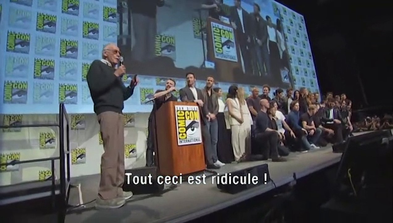 Stan Lee pose avec tous les héros Marvel !
