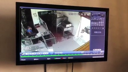 Sujeto armado con un tubo asalta un negocio en la zona de Analco
