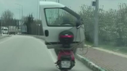 Bir garip yolculuk... Motosiklete yüklediği araç kapısıyla trafikte böyle ilerledi