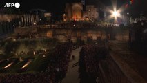 Roma, in migliaia alla Via Crucis al Colosseo con un pensiero all'Ucraina