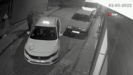 Vatandaşı görünce sohbet etmeye başladılar... İstanbul’da ticari taksiden akü hırsızlığı kamerada