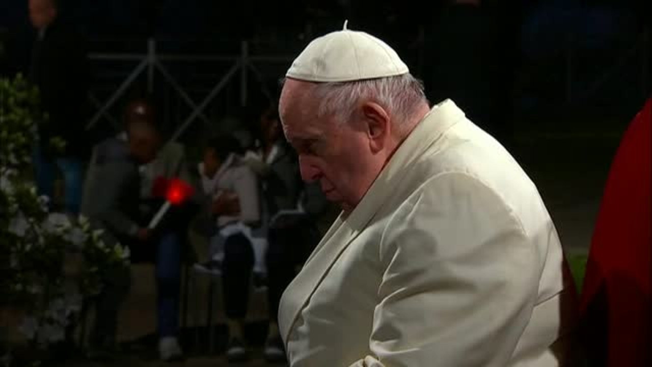 10.000 fieles arropan al papa Francisco en el Coliseo de Roma durante el viacrucis de Viernes Santo