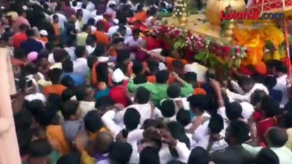 साईचरणी पैशांचा पाऊस-