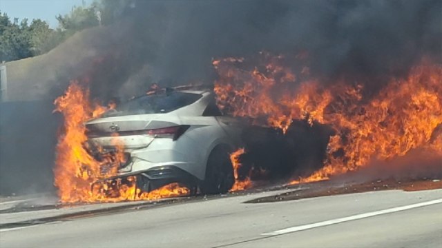 서해안고속도로 매송휴게소 일대 교통사고...승용차 1대 전소 / YTN