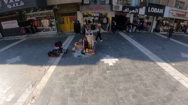 طفل صغير يبيع المناديل في الشارع يطلب من الناس شرح له شيء في كتاب دراسي فكيف سيكون رد الفعل؟ الصدمة اليوم الساعة 6:45 على MBC العراق