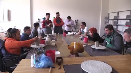 ŞANLIURFA - Engelli kursiyerler çamura şekil veriyor