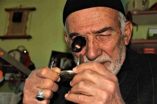 20 metrekarelik dükkanda yarım asırdır zamana ayar veriyor