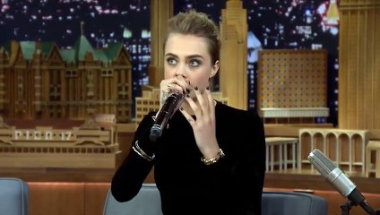 Скачать видео: Cara Delevingne lance un beatbox de dingue chez Jimmy Fallon